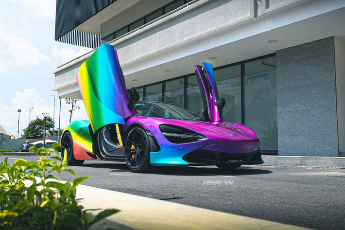 McLaren 720S Spider độc nhất Việt Nam này được dán decal màu “bảy sắc cầu vồng” độc đáo với màu tím phủ ở phần đầu xe, rồi ngả dần sang xanh dương, xanh lá, vàng rồi đến đỏ phía sau.