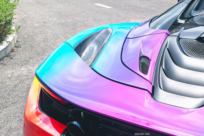 McLaren 720S Spider có trọng lượng khô là 1.322kg, nặng hơn 49kg so với coupe bởi vì hệ thống mui cứng và phần chứa mui. Xe sở hữu khối động cơ xăng tăng áp kép V8 4.0 lít sản sinh công suất 710 mã lực và 769Nm mô-men xoắn cực đại, đi kèm là hộp số tự động tuần tự 7 cấp giúp xe chỉ cần 2,9 giây để tăng tốc từ 0 - 100 km/h. Tốc độ tối đa của xe đạt 325 km/h.