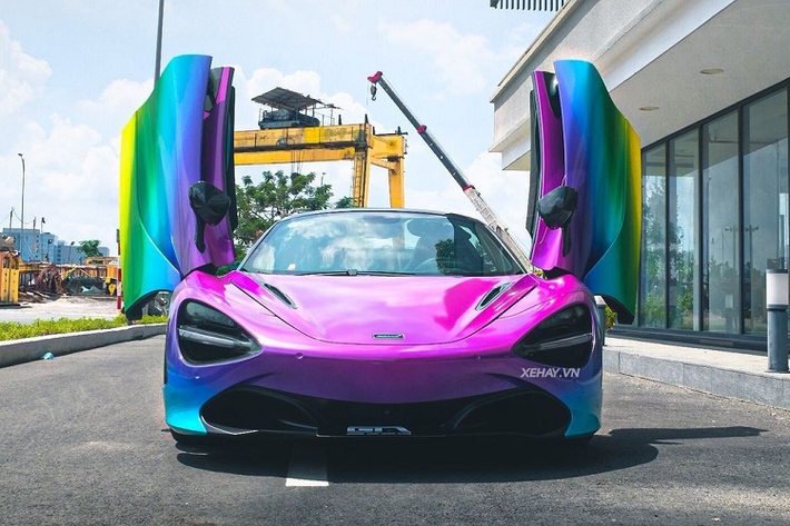 Trước đó, một chiếc Lamborghini Aventador SVJ hàng khủng tại Việt Nam cũng đã được làm mới ngoại thất theo phong cách tương tự, nhưng nhìn kĩ sẽ nhận thấy sự khác biệt về cách phối màu và sắp xếp giữa 2 xe.
