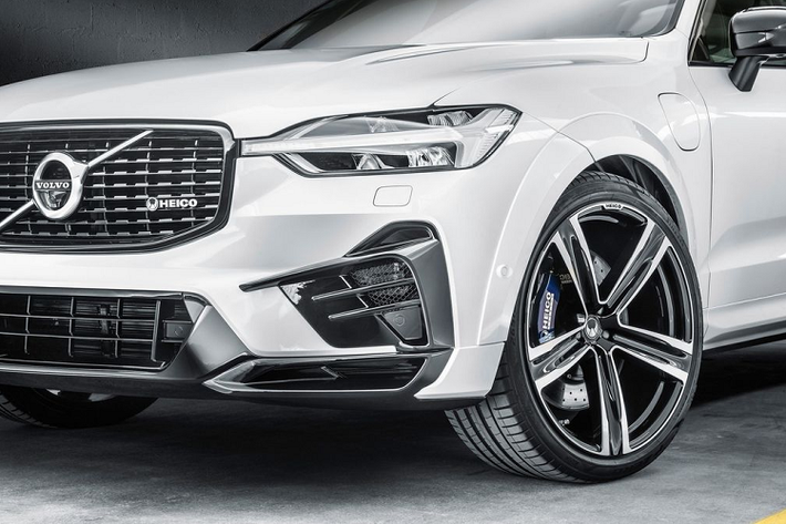 Với thiết kế mới, XC60 trở nên hầm hồ, mạnh mẽ và cá tính hơn. Cụ thể ở phần đầu xe, lưới tản nhiệt mới được sơn đen, trong khi hốc hút gió và cản trước được làm góc cạnh hơn. Ngoài ra, trên lưới tản nhiệt của xe còn có thêm chữ Heico.