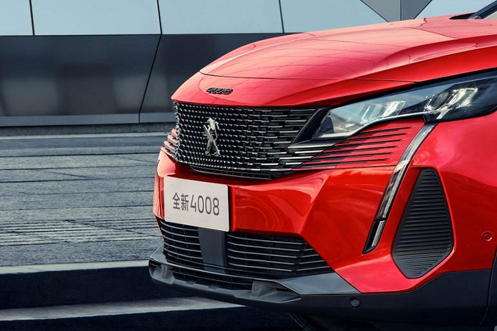 Qua những hình ảnh do liên doanh này tung ra, có thể thấy Peugeot 4008 Blackpack 2022 mới được sơn màu đỏ rực rỡ. Nổi bật trên nền đỏ là những chi tiết ngoại thất màu đen tương phản, mang đến vẻ thời trang và năng động cho xe. Theo đó, xe được bổ sung logo "4008" màu đen trên nắp ca-pô thay vì mạ crôm như Peugeot 4008 tiêu chuẩn. Tiếp đến là nẹp bên dưới hốc gió trung tâm và ốp trang trí trên cửa cũng được sơn màu đen chứ không mạ crôm.