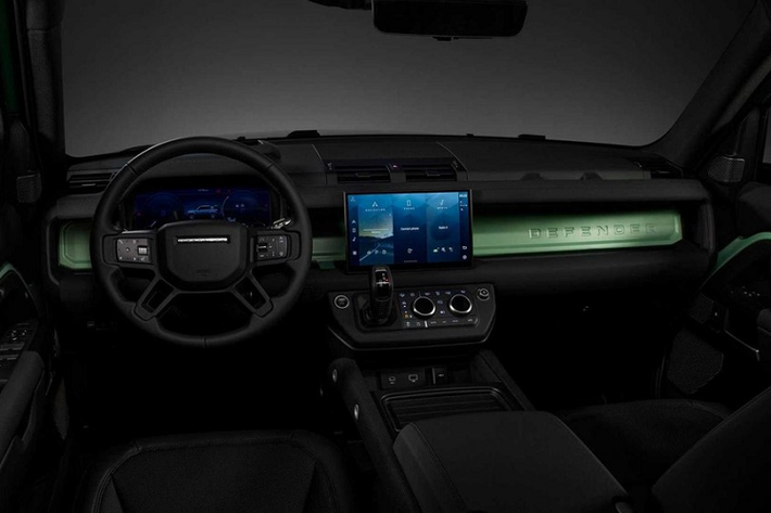 Nhìn vào ngoại thất mẫu xe SUV Land Rover Defender 75th Limited Edition đã thấy ngay sự mát mắt khi ánh mắt đi đến bất cứ đâu cũng thấy màu xanh Grasmere, thậm chí, hãng xe Land Rover còn kéo dài màu xanh độc quyền này của Defender 75th Limited Edition đến các bánh xe cũng như bên trong cabin cho bảng điều khiển và mặt cửa.