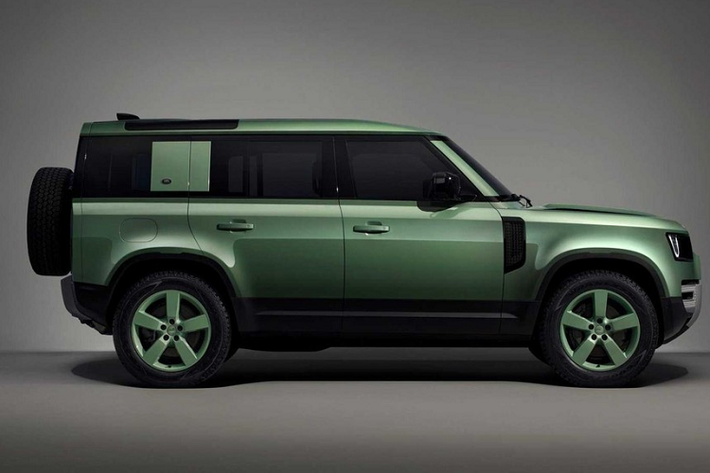 Giá xe Land Rover Defender 75th Limited Edition dành cho biến thể 90 là 91.880 đô la (tương đương 2,17 tỷ đồng) và từ 94.380 đô la (khoảng 2,3 tỷ đồng) cho biến thể 110, giá bán này chưa bao gồm chi phí vận chuyển