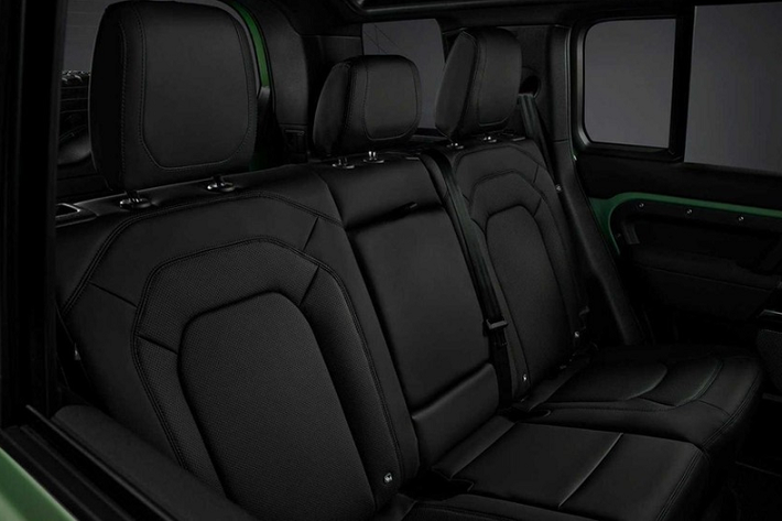 Điều này đã giúp Land Rover Defender 75th Limited Edition thật sự khác biệt so với phần đông còn lại, ngoài màu xanh Grasmere Green, nhiều chi tiết ở ngoại thất xe được sơn đen để tạo tính tương phản và cản trước màu bạc Ceres Silver, còn nếu ai đó cảm thấy màu sơn chưa đủ độc đáo, Land Rover còn tạo sự khác biệt so với Defender thông thường với việc cho huy hiệu 75 Years đặc biệt trên cửa sau bên dưới tay cầm.