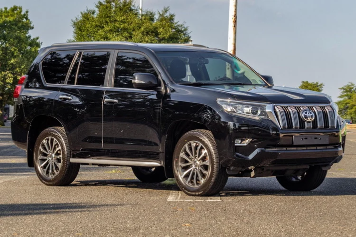 Xuất hiện tại một buổi đấu giá tại Mỹ, chiếc Lexus GX 460 đời 2010 đã gây được sự chú ý khi ngoại hình của nó gần như giống hệt với mẫu Land Cruiser Prado, nếu không nói thì chắc cũng chẳng ai nhận ra đây chỉ là một chiếc Lexus được độ lại.