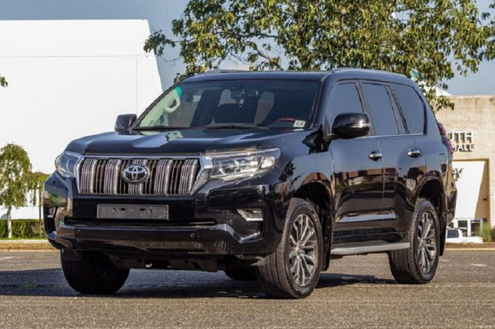 Mặc dù Toyota đã bán ra mẫu Land Cruiser tại thị trường Mỹ nhưng sự thật là hãng xe Nhật Bản vẫn chưa từng phân phối Land Cruiser Prado nhỏ hơn. Thay vì bất lực nhìn xe qua mạng thì một người Mỹ đã có quyết định táo bạo khi mang chiếc Lexus GX độ Toyota Land Cruiser Prado.