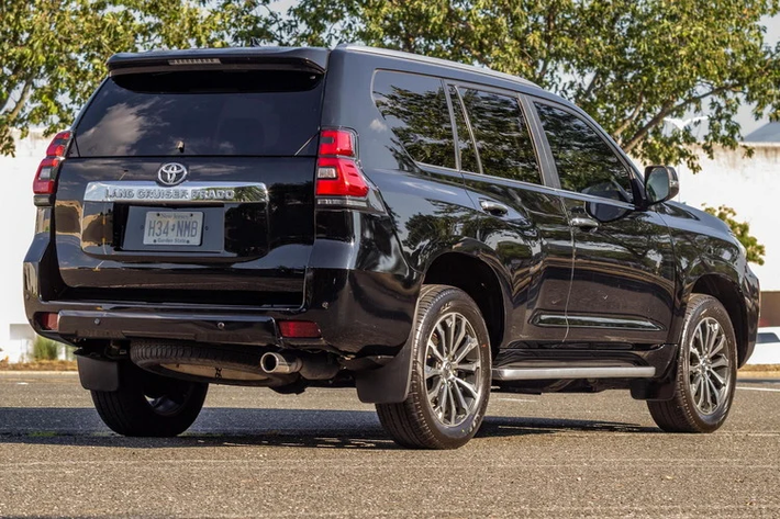 Chưa rõ số tiền mà chủ nhân chiếc xe đã bỏ ra để chiếc xe SUV Lexus GX460 độ Land Cruiser Prado là bao nhiêu, nhưng mình chắc rằng nó không hề rẻ.