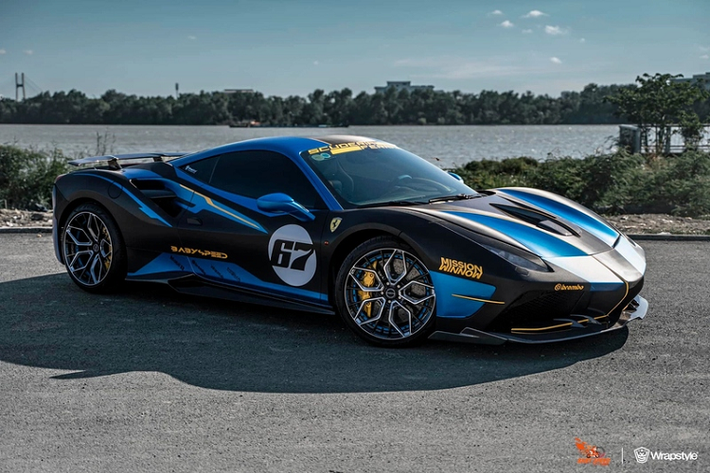 Siêu xe Ferrari 488 GTB của đại gia An Giang này chính là chiếc 488 GTB đầu tiên về Việt Nam (6/2016). Ban đầu xe có ngoại thất màu xám lông chuốt nhưng hiện đã được "lột xác" đầy bất ngờ.
