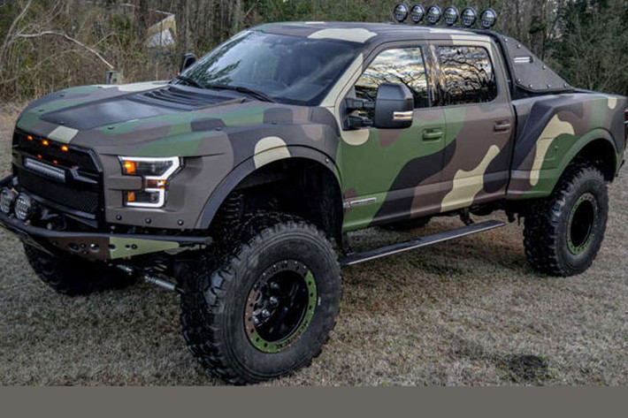 Ford F-250 là người “anh trai” to lớn hơn của F-150, được sản xuất để phục vụ những khách hàng muốn sở hữu một chiếc bán tải lực lưỡng hơn nhưng không đến mức quá khổ như F-350 và F-450. Ở cấu hình tiêu chuẩn nhà máy, F-250 trông đã đủ to khỏe, nhưng nếu muốn có một chiếc F-250 hung dữ hơn nữa, người mua có thể tìm đến sản phẩm Ford F-250 MegaRaptor Crew Cab Lariat 2022 được độ bởi Megarexx Trucks.
