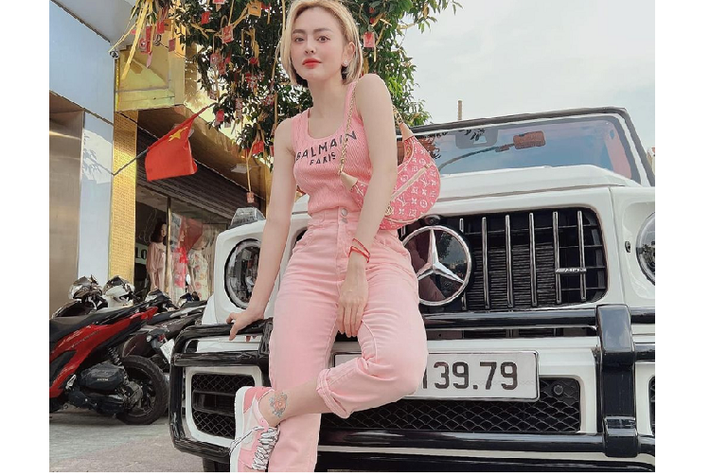 Hiện chưa rõ nữ doanh nhân xinh đẹp sống tgaij TP HCM gốc Bến Tre này đã chi ra bao nhiêu tiền để sở hữu chiếc Mercedes-AMG G63 này. Dự đoán giá xe Mercedes-AMG G63 độ Hermes chắc chắn không thể nhỏ hơn 12 tỷ đồng và khi sở hữu thêm biển số 39-79 đẹp “long lanh” thì tổng giá trị của chiếc xe khả năng sẽ lớn hơn đáng kể.
