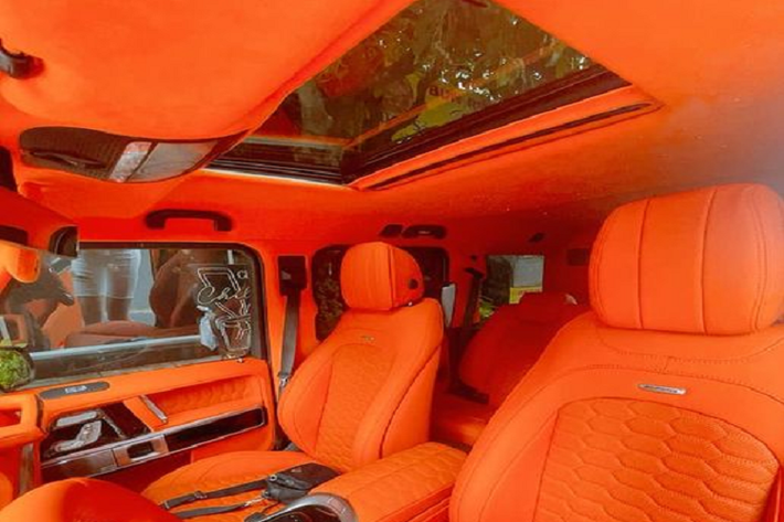 Đối với chiếc Mercedes-AMG G63 trong bài viết, chiếc xe này được tuỳ chọn nước sơn ngoại thất màu trắng tinh khôi, điểm xuyết một số chi tiết trang trí sơn màu đen tương phản cùng bộ cản trước kiểu địa hình.