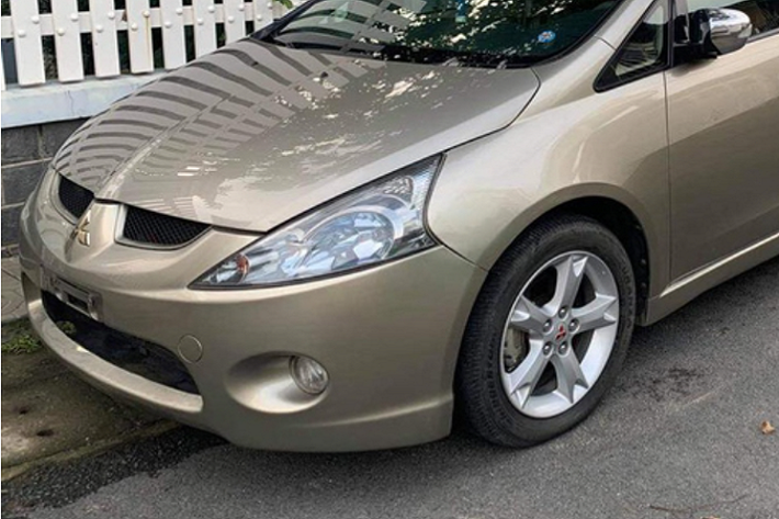 Dù đã có tuổi đời hơn 1 thập kỉ, Mitsubishi Grandis vẫn sở hữu ngoại hình đẹp long lanh không tì vết. Tự tin về chất lượng, chủ xe sẵn sàng bao test cho bất kì khách hàng khó tính nào.