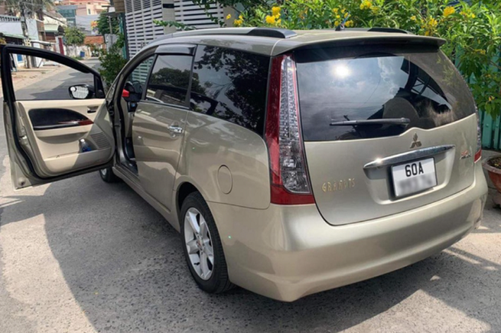 Kể từ khi ra mắt thị trường Việt Nam năm 2005, Grandis đã gây ấn tượng mạnh với nhiều người dùng nhờ thiết kế trẻ trung, khó lỗi thời và không gian nội thất rộng rãi. Trong hơn 10 năm qua, Mitsubishi Grandis vẫn có sức sống khá mãnh liệt và phổ biến trên thị trường xe cũ. Với vòng đời ngắn ngủi chỉ trong 6 năm, Mitsubishi đã khai tử mẫu MPV 7 chỗ này vào 2011 và để lại nhiều tiếc nuối cho cộng đồng chơi xe.