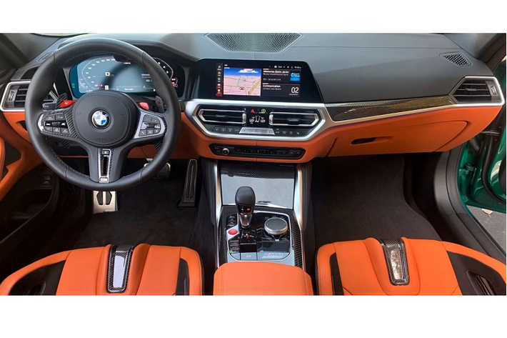 Bên trong cabin, BMW M3 Competition và M4 Competition đều được trang bị vô lăng thể thao, nút đề nổ màu đỏ cùng nhiều logo M hiện diện bên trong nội thất. Hệ thống ghế ngồi được bọc da Merino cao cấp trong khi táp lô xuất hiện các tấm ốp nhôm.