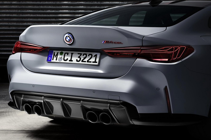 Một trang bị đặc biệt trên BMW M4 CSL 2023 là hệ thống giảm chấn và khung sườn được hiệu chỉnh riêng, gầm xe hạ 7,6mm so với bản M4 Competition. Hệ thống điều khiển lực kéo của chiếc CSL cũng được hiệu chỉnh lại nhằm cho phép xe có thể drift trong tầm kiểm soát.