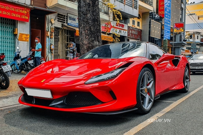 Mới đây, Ferrari F8 Tributo của Cường Đô la lại được bắt gặp trên phố, kiểu dáng cùng màu sắc của siêu xe nhanh chóng thu hút sự chú ý của đông đảo người đi đường. Khi lần đầu mới về Việt Nam, mẫu xe này có mức giá tới 27 tỷ đồng và hiện đã có mức bán rẻ hơn so với trước.