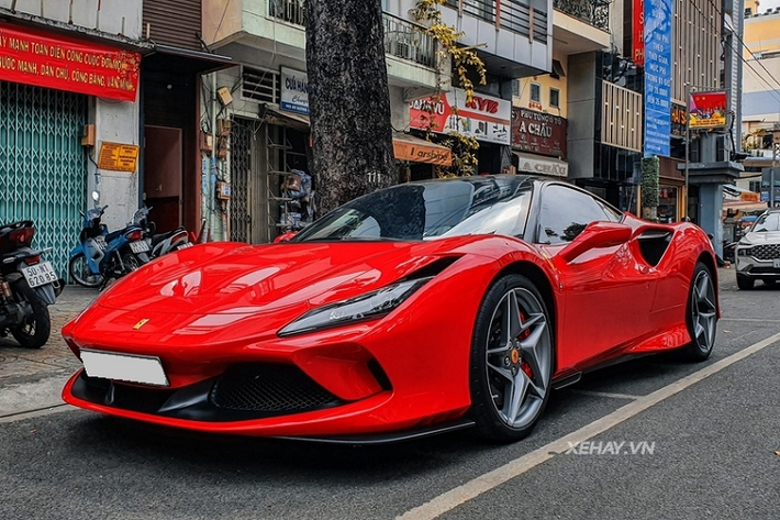 "Siêu ngựa" có thể tăng tốc 0-100 km/h trong 2,9 giây, 0-200 km/h trong 7,9 giây và đạt vận tốc tối đa 340 km/h. Để hỗ trợ sức mạnh này F8 Tributo được trang bị hệ thống kiểm soát góc trượt bên Slide Slip Angle Control phiên bản 6.1 và hệ thống cải thiện động học Ferrari Dynamic Enhancer (FDE+) có thể kích hoạt khi ở chế độ "Race".