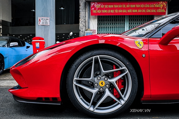 So với 488 GTB, siêu xe Ferrari F8 Tributo có kiểu dáng cứng cáp và thể thao hơn nhờ sở hữu nhiều đường cắt xẻ góc cạnh lấy cảm hứng từ chiếc 308 GTB. Thân xe có nhiều đường gân dập nổi.