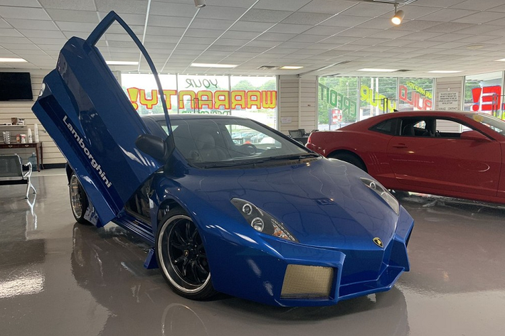 Đối với những người bình thường, sở hữu một chiếc siêu xe Ferrari hay Lamborghini chính hiệu là một việc ngoài khả năng, vì vậy không ít người đã biến giấc mơ siêu xe của mình thành hiện thực bằng cách tự tạo nên bản sao. Trong khi một số bản sao siêu xe trông khá ấn tượng và đẹp mắt, đa số chúng đều khá tệ và “rẻ tiền ra mặt”. Chiếc Honda Civic nhái Lamborghini Aventador này là một ví dụ điển hình cho vế phía sau.