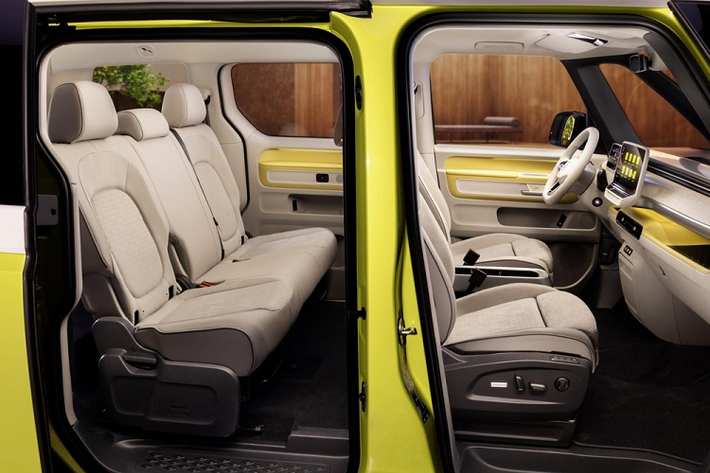 Mô-tơ điện của Volkswagen ID. Buzz và ID. Buzz Cargo 2022 kết hợp với cụm pin lithium-ion 77 kWh nằm bên trong sàn xe. Người dùng có thể sạc pin bằng hệ thống sạc chậm AC 11 kW hoặc sạc nhanh DC 170 kW. Với hệ thống sạc nhanh, người dùng chỉ cần chờ khoảng 30 phút để tăng dung lượng pin từ 5% lên 80%. Hiện hãng Volkswagen chưa công bố phạm vi di chuyển sau khi sạc đầy pin của 2 mẫu xe này.