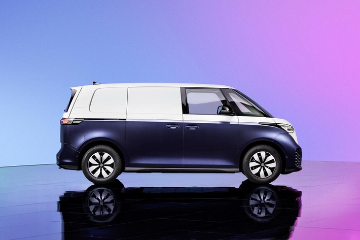 Trong thời gian tới, hãng Volkswagen dự kiến sẽ bổ sung phiên bản 6 chỗ cho ID. Buzz. Đến năm sau, mẫu xe này sẽ có thêm phiên bản trục cơ sở dài với nội thất 7 chỗ, cấu hình ghế 2/3/2.