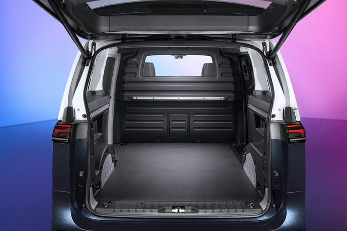 Về tiện nghi, Volkswagen ID. Buzz và ID. Buzz Cargo 2022 có đầy đủ trang bị như bảng đồng hồ kỹ thuật số với màn hình 10 inch, màn hình thông tin giải trí dạng cảm ứng 10 inch hoặc 12 inch, sạc điện thoại thông minh không dây, cổng USB-C hay ghế chỉnh điện/nhớ vị trí/massage.