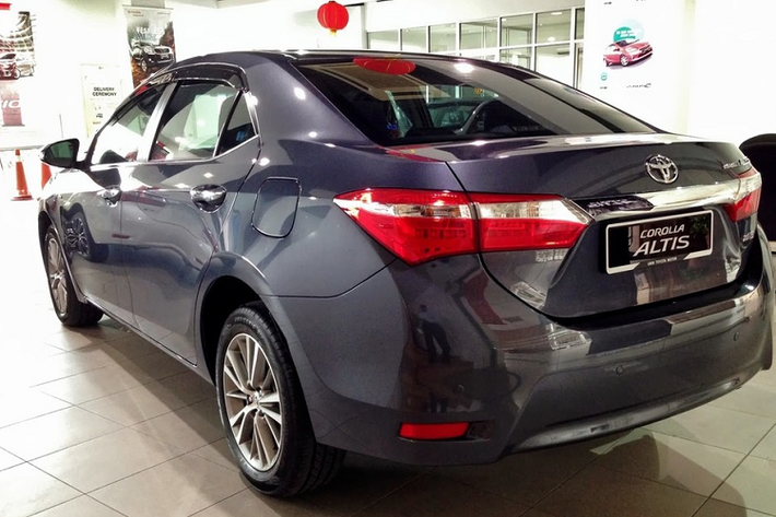Bộ body kit này còn giúp chiếc xe Toyota Corolla Altis đời 2015 có đuôi xe hoàn toàn mới với khuếch tán gió thể thao, cánh gió đuôi cố định và chủ nhân còn mạnh tay độ lại hệ thống ống xả với 4 khẩu pháo xếp hàng ngang, đặt giữa đuôi xe tạo ra sự cá tính và cuối cùng là đèn hậu được làm ngắn lại có thể là do 1 tấm ốp chạy ngang đuôi xe.