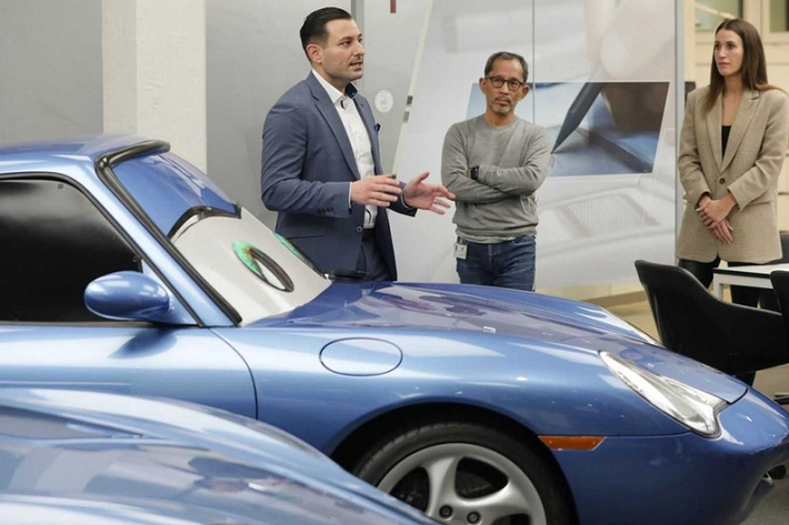 Porsche lưu ý rằng chiếc Sally Carrera mới không phải là bản sao của nhân vật hoạt hình. Nó sẽ được lấy cảm hứng từ chiếc coupe thể thao màu xanh trong phim và sẽ được chế tạo dựa trên Porsche 911 thế hệ 992.