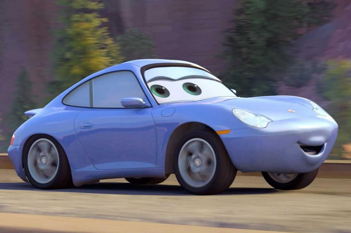 Dù là một luật sư ở thị trấn nhỏ hay là tình yêu của Lightning McQueen, chúng ta đều biết rằng Sally Carrera là một phần quan trọng của bộ phim hoạt hình nổi tiếng “Cars”. Đối với những người yêu thích xe ô tô, có lẽ họ cũng dễ dàng nhận ra rằng Sally có thiết kế lấy cảm hứng từ mẫu Porsche 911 Carrera 2002.