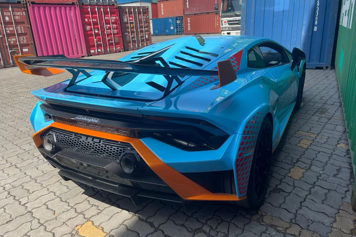 Ngoài ra, siêu xe Ý còn có vô lăng hoàn mới với 3 tính năng bao gồm STO dành cho lái xe trên đường, Trofeo tập trung vào việc cung cấp cho người lái tất cả hiệu suất cho thời gian vòng đua nhanh chóng và Pioggia sẽ giúp chủ nhân tối ưu hóa cho hệ thống kiểm soát lực kéo, mô-men xoắn và ABS khi di chuyển dưới trời mưa.