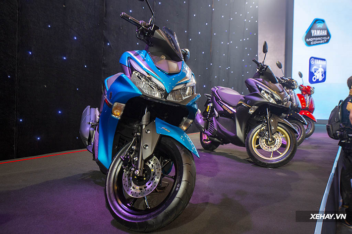 Trong số 3 mẫu xe mới, Yamaha NVX 2022 sở hữu bộ tem mới với 4 tùy chọn màu cá tính hơn, bao gồm: đen, xám - đen, xanh - đen và đỏ - đen. Ngoài công nghệ kết nối thông minh Y-Connect đã có mặt, mẫu tay ga thể thao vẫn giữ nguyên cấu hình sức mạnh vượt trội đến từ khối động cơ Blue core dung tích 155cc đi kèm hệ thống van biến thiên VVA.