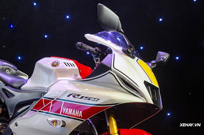 Tiếp theo trên Yamaha R15 2022 mới, trang bị khiến các đối thủ phải "chán ngán" chính là công nghệ sang số nhanh một chiều Quick Shifter, cho phép người lái đá lên số mà không cần cắt côn, nhằm rút ngắn thời gian chuyển số.
