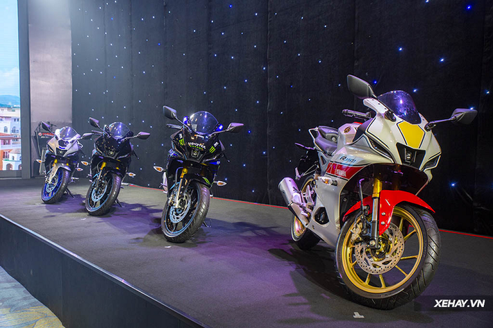 Yamaha R15V4 2022 chào sân với tổng cộng 4 phiên bản khác nhau, bao gồm: R15 tiêu chuẩn, R15M, R15M phiên bản kỷ niệm 60 năm và R15M phiên bản tem đặc biệt. Giá bán xe được niêm yết giao động từ 78 - 87 triệu đồng và lịch giao hàng dự kiến sẽ diễn ra ngay trong khoảng cuối tháng 9 này.
