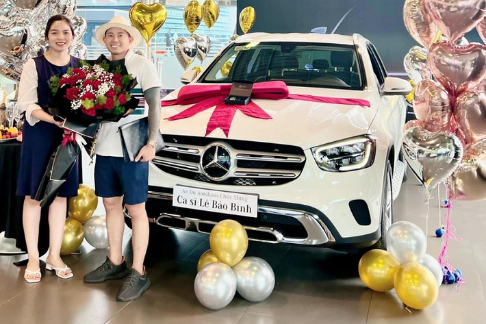 Trong giới showbiz Việt, người có MV với tần suất các siêu xe góp mặt nhiều nhất phải kể đến ca sĩ nhạc sĩ Lê Bảo Bình, không quá khó để bắt gặp các siêu xe của McLaren, Lamborghini, Ferrari hay các thương hiệu xe siêu sang là Rolls-Royce và Bentley cùng nhiều chiếc xe thể thao trong các MV của Lê Bảo Bình