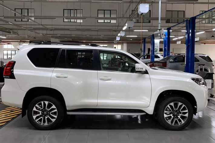 Trang bị nổi bật nhất trên Prado 2022 chính là gói an toàn và hỗ trợ lái Toyota Safety Sense bao gồm một loạt các “đồ chơi” như: Cảnh báo tiền va chạm (PCS), Cảnh báo chệch làn đường (LDA), Điều khiển hành trình chủ động (DRCC), Đèn chiếu xa tự động (AHB). Bên cạnh các trang bị khác như cảnh báo phương tiện cắt ngang phía sau, Cảnh báo áp suất lốp (TPMS). cảnh báo điểm mù (BSM), Camera 360 độ...