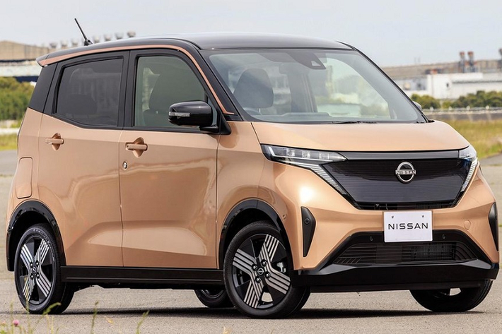 Như thông tin đã đưa, Nissan Sakura vốn là xe kei car nên có kích thước khá nhỏ gọn, bao gồm chiều dài 3.395 mm, chiều rộng 1.475 mm, chiều cao 1.655 mm và chiều dài cơ sở 2.495 mm. Nhờ đó, xe có bán kính vòng quay chỉ 4,8 m, rất phù hợp với các thành phố tại Nhật Bản. Ngoài ra, đây còn là một trong những mẫu ôtô điện nhẹ nhất trên thị trường với trọng lượng chỉ 1.070 kg ở bản tiêu chuẩn và 1.080 kg ở bản đủ.