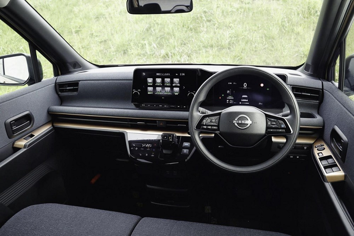Tuy có kích thước nhỏ nhưng Nissan Sakura vẫn mang trên mình không gian nội thất khá rộng rãi với 4 chỗ ngồi và khoang hành lý 107 lít.