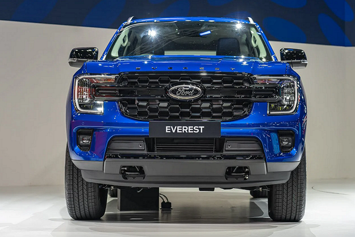 Đây là cấu hình mạnh mẽ nhất của Ford Everest thế hệ mới, bên cạnh 2 lựa chọn động cơ dầu 4cyl 2.0L tăng áp đơn (single turbo) và tăng áp kép (biturbo).