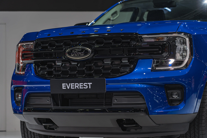 Nếu Ford Everest 2023 máy dầu V6 3.0L tăng áp kép được bán tại thị trường Việt trong tương lai gần, thì chắc chắn rằng phiên bản này sẽ có giá bán không hề rẻ, đắt hơn vài trăm triệu đồng so với phiên bản máy dầu 2.0L thông thường.