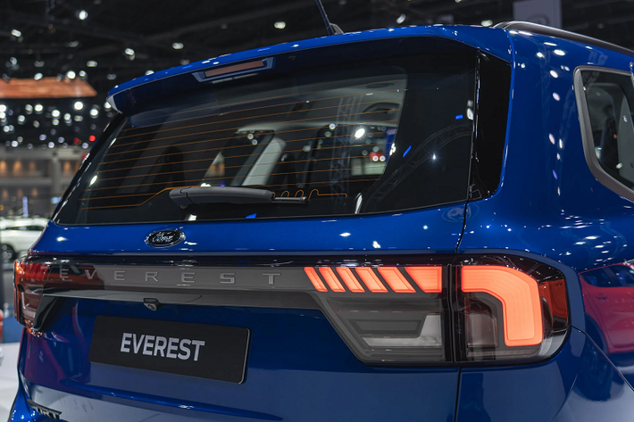 Mặc dù giá cao, Ford Everest 2023 máy dầu V6 3.0L tăng áp kép hứa hẹn sẽ hấp dẫn khách hàng yêu thích SUV động cơ mạnh mẽ, đề cao công suất khả năng vận hành thú vị.