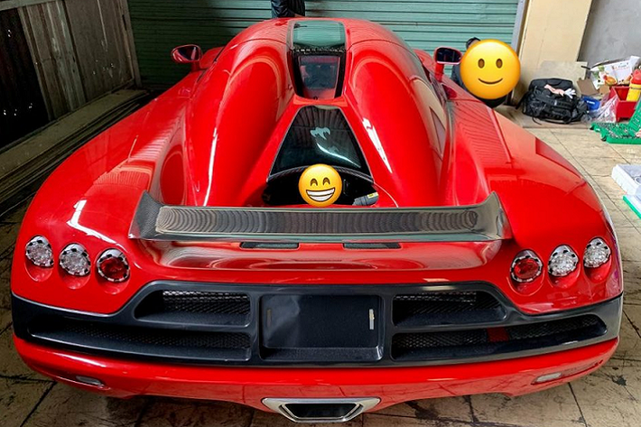 Được biết chiếc siêu xe Koenigsegg CCX này do đại lý xe Al Ain Class Motors ở Dubai cung cấp, đây cũng là nơi bán xe McLaren Senna, Pagani Huayra hay Porsche 918 Spyder cho các đại gia Việt.