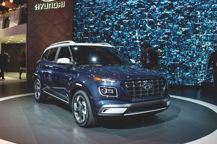 Hyundai Venue 2023 tại thị trường Ấn Độ có 7 màu sơn ngoại thất là bạc Typhoon Silver, đen Phantom Black, trắng Polar White, xanh dương Denim Blue, đỏ Fiery Red, xám Titan Grey và đỏ Fiery Red với nóc đen.