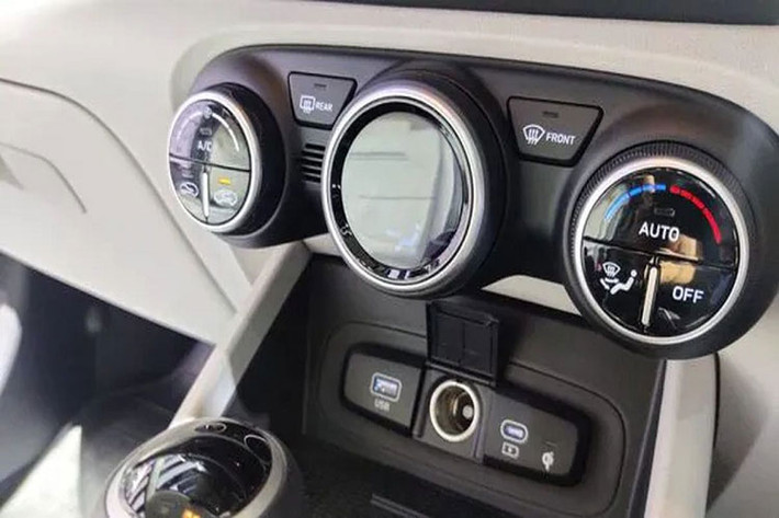 Tại thị trường Ấn Độ, Hyundai Venue 2023 là mẫu xe đầu tiên trong phân khúc SUV hạng A tại Ấn Độ có tính năng H2C, cho phép người dùng chỉnh điều hòa và khóa cửa/mở cửa từ xa, kiểm tra tình trạng xe, tìm kiếm vị trí xe hoặc kiểm tra áp suất lốp, lượng nhiên liệu còn trong bình.