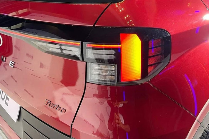 Trên bản cao cấp mẫu SUV hạng A này được trang bị vành hợp kim có đường kính 16 inch với thiết kế đa chấu. Ngoài ra, xe còn có baga màu bạc và ăng-ten hình vây cá trên nóc xe. Di chuyển ra phía sau, Hyundai Venue 2023 có đèn hậu LED hình chữ L được nối với nhau bằng dải đèn LED mỏng ở giữa.