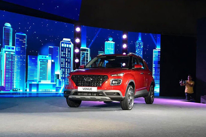 Vừa qua, Hyundai Motor India đã tung ra phiên bản facelift Venue 2022 mới tại thị trường Ấn Độ, mức giá xe Hyundai Venue 2023 sẽ dao động từ 753.100 - 1.232.000 Rupee (tương đương khoảng 224 - 367 triệu đồng). Hyundai công bố rằng, họ đã nhận được hơn 15.000 đơn đặt hàng cho mẫu SUV cỡ nhỏ này.