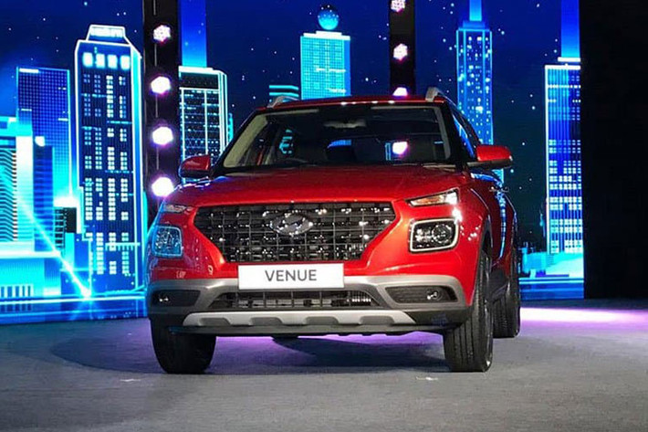 Về thiết kế ngoại thất, Hyundai Venue 2023 có phần đầu xe nổi bật với lưới tản nhiệt Parametric Jewel Grille cỡ lớn mới, bên trong là mắt lưới 3D mạ crôm sáng bóng nổi bật. Hai bên cạnh lưới là hệ thống đèn chiếu sáng được thiết kế dạng phân tầng.