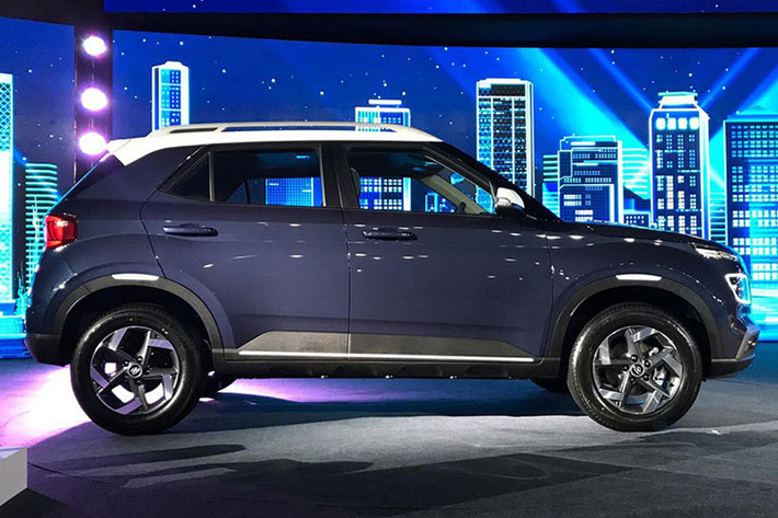 Về an toàn, Hyundai Venue 2023 giá rẻ có khóa cửa trung tâm, khóa cửa tự động theo tốc độ, cảm biến đỗ xe phía sau, hệ thống kiểm soát hành trình, hệ thống cân bằng điện tử, kiểm soát ổn định thân xe, hỗ trợ khởi hành ngang dốc, camera lùi và đèn chiếu xa tự động.