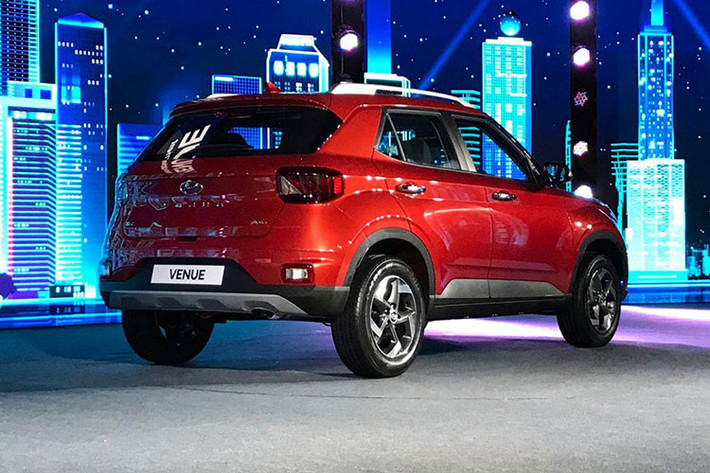 Tại thị trường Ấn Độ, Hyundai Venue 2023 mới được phân phối với 5 bản trang bị, bao gồm E, S, S (O), SX và SX (O). Hyundai Venue 2022 có chiều dài 3.995 mm, chiều rộng 1.770 mm, chiều cao 1.617 mm và chiều dài cơ sở 2.500 mm. Xe được áp dụng triết lý thiết kế Sensuous Sportiness mới của hãng Hyundai, tương tự những người anh em như Tucson, Creta và Santa Cruz.