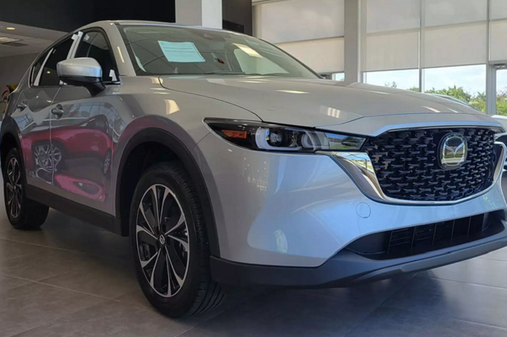 Mazda CX-5 2022 facelift mới là mẫu xe đang được nhiều khách hàng mong đợi Mazda Việt Nam (Thaco) lắp ráp và phân phối. Ở phiên bản nâng cấp facelift mới, Mazda CX-5 2022 được nâng cấp nhẹ nhàng về thiết kế, tuy nhiên không thay đổi nhiều về tổng thể. Phần đầu xe được nâng cấp cản trước, khe hút gió rộng và thấp hơn. Lưới tản nhiệt với các thanh mạ crôm.