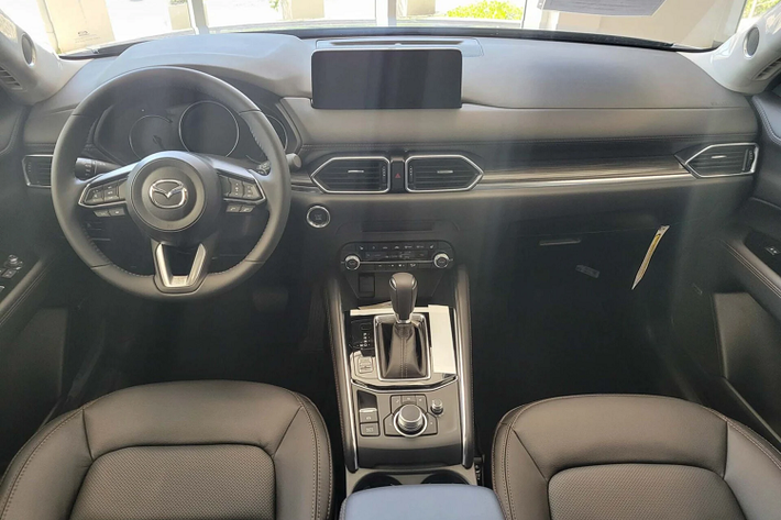 Tại thị trường Bắc Mỹ, Mazda còn có phiên bản máy xăng 2.5L tăng áp cho công suất 250 mã lực và mô-men xoắn cực đại 435Nm. Nội thất xe Mazda CX-5 2022 được tinh chỉnh nhẹ nhàng, không thay đổi qua nhiều về thiết kế.